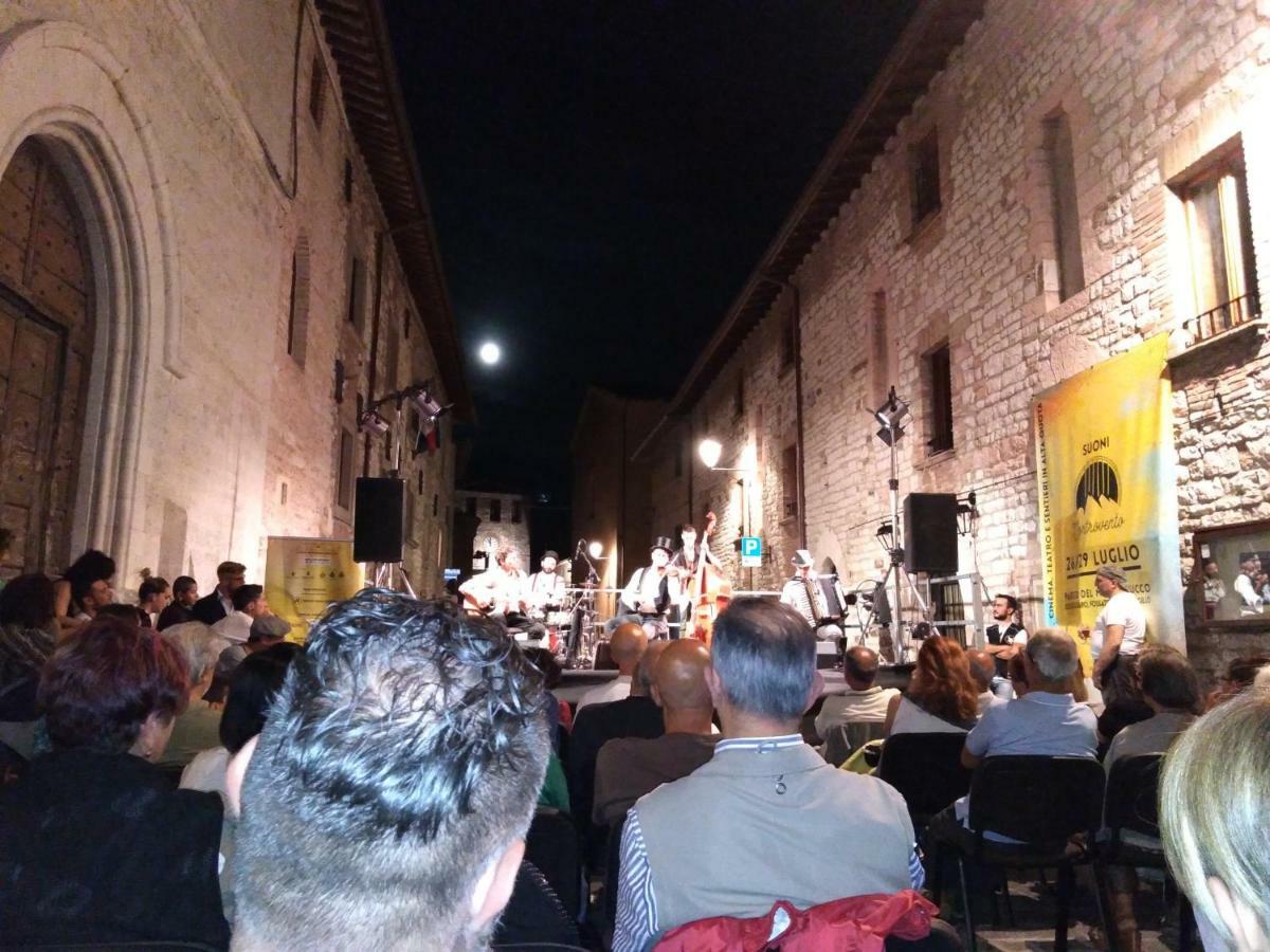 Fossato di Vico Il Risveglio Dei Sensiヴィラ エクステリア 写真